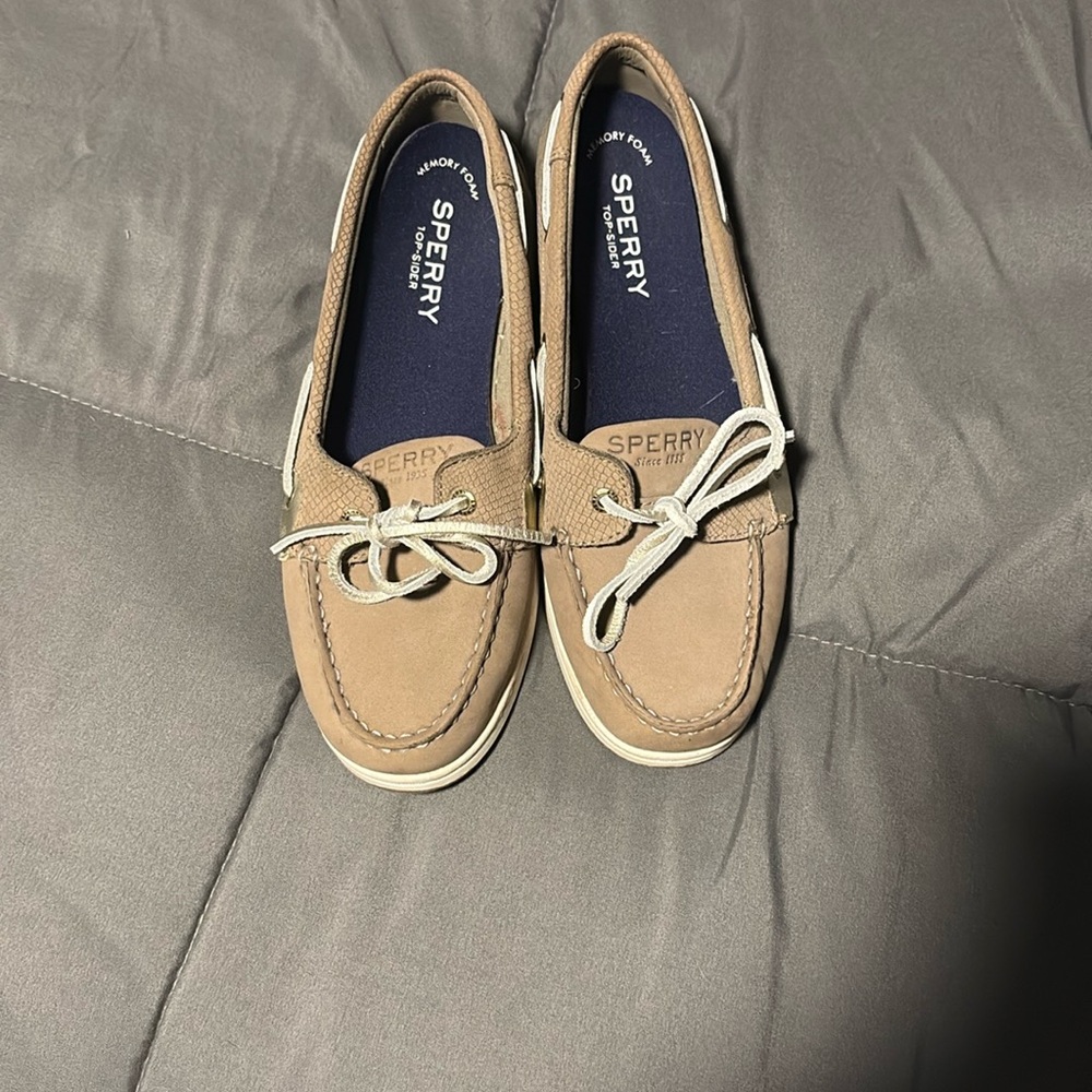 Woman’s Sperry shoes. Size 7.5 like new.